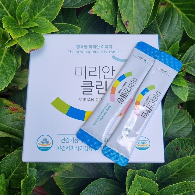 미리안 클린 상자와 파란 스틱, 초록 잎 위