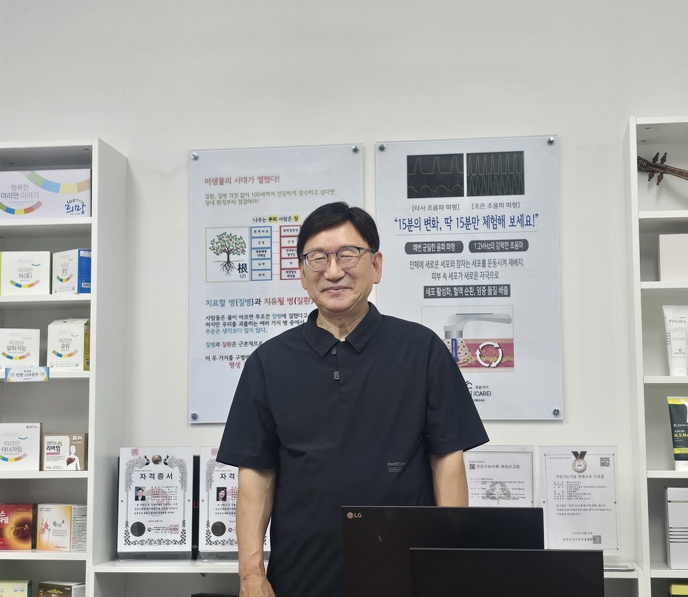 매장 상담 자리에 앉은 대표 이훤용